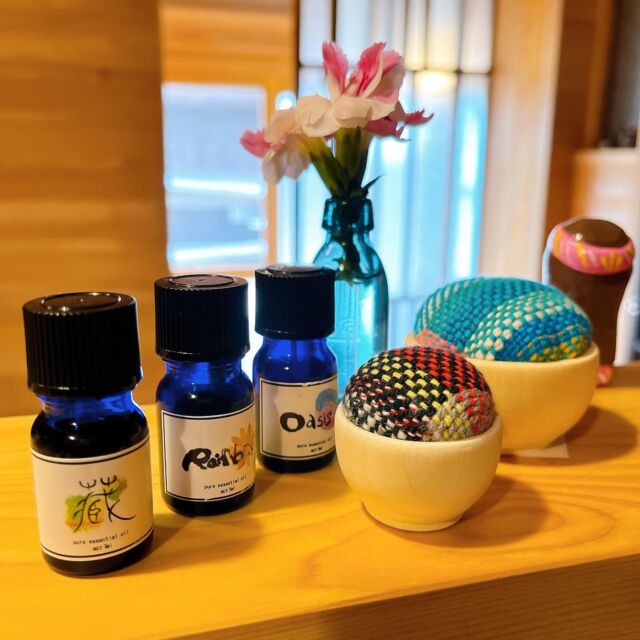 【アロマを身近に生活に🎶】
.
肌寒かったここ数日から
今日は25℃超え
あすも暑い日になりそです☀️
.
体調管理が難しい時ﾃﾞｽｶﾞ
皆さま♡
熱中症にも気をつけながら
どうぞ ご自愛くださいネ🥰
.
.
2週間に1度お仕事帰りに
もう2年通ってくださる
お客さまから
嬉しいお声を頂戴しました
.
／
アロマって最初は
敷居の高いものかなぁと
思っていたけど
.
特別な道具や機械が無くても
いろんな楽しみ方ができて
すごく身近になった✨️
.
＼
.
嬉しいデス😭✨️✨️
ありがとうございます
.
.
通い始めて2年の間に
少しづつお気に入りの精油(香り)を
暮らしの中に取り入れて
くださるようになり
.
これから夏に向けて
虫除けアロマスプレーや
台所の消臭アロマスプレーなど
気軽にササッと作って
楽しんでくださっています🎶
.
またmallowお気に入り✨️
れもん会社さまの
さをり織りのピンクッションに
まち針ではなく
mallowでは アロマ精油を
垂らして 玄関やおトイレ、
仕事のデスクや 枕元、
さらには ドライブのお供に…と
.
置き場所に合わせて
香りもチョイスすると
気分転換にもなっちゃいます！
.
たかが香りかもしれないけど
「嗅覚」って とっても
大切な感覚なのです
.
在宅ワークの方も多い今の時代
香りを上手く取り入れると
生活の場であるお家でも
ON OFFの切り替えにも
役立ちます
.
また別のお客さまからは
／
在宅ワークする時に
使える香りを探していて
なかなかピンとくるものが
なかったけど
.
ここの(mallow)香りは
元気な時も
そうじゃない時も
いつでも 嗅いでいたい
って思える
＼
.
.
こんな風に 上手く
アロマセラピーをくらしの中に
取り入れてくださる
アロマ仲間が増えて嬉しいっ🥰
.
アロマが日々のくらしの中で
皆さまの頑張る時や
お休みしたい時、また
イライラの時や
シンドい時にも
そっとサポートしてくれる....
.
そんな存在になってくれると
イイなぁ～なんて🥰
.
今日もありがとう
ございました
.
｡｡｡｡｡｡｡｡｡｡｡｡｡｡｡｡｡｡｡｡｡｡｡｡｡｡｡｡
6月ご予約空き僅かです
.
7月も早々より
ご予約お問合せ承り中でございます
.
ご予約空き枠 少なくなっておりますので
ご希望の際は ぜひお早めに
お問合せくださいませ
ご予約・お問合せは、、、
TOPプロフィール（@mallow_aroma ）より
予約フォーム
DM
サロン公式LINE
よりお気軽にお問合せくださいませ
ご相談だけでも大歓迎です✨️
。。。。。。。。。。。。。。。。。。。
#マロウ #mallow #ハーブティ #長浜市 #滋賀県 #湖北 #リラクゼーションサロン #蔵 #ミュゼホリスティックアロマ #アロマセラピスト #アロマサロン #癒やし #オリジナルブレンド精油 #隠れ家サロン #長浜フェイシャル #むくみ改善 #冷え改善 #ストレスケア #体質改善 #よもぎ蒸し #ホットストーン #アロマセラピストスクール #おうちサロン #自分も大切にするセラピスト #人地域社会に役立つセラピスト#セルフケアの大切さ